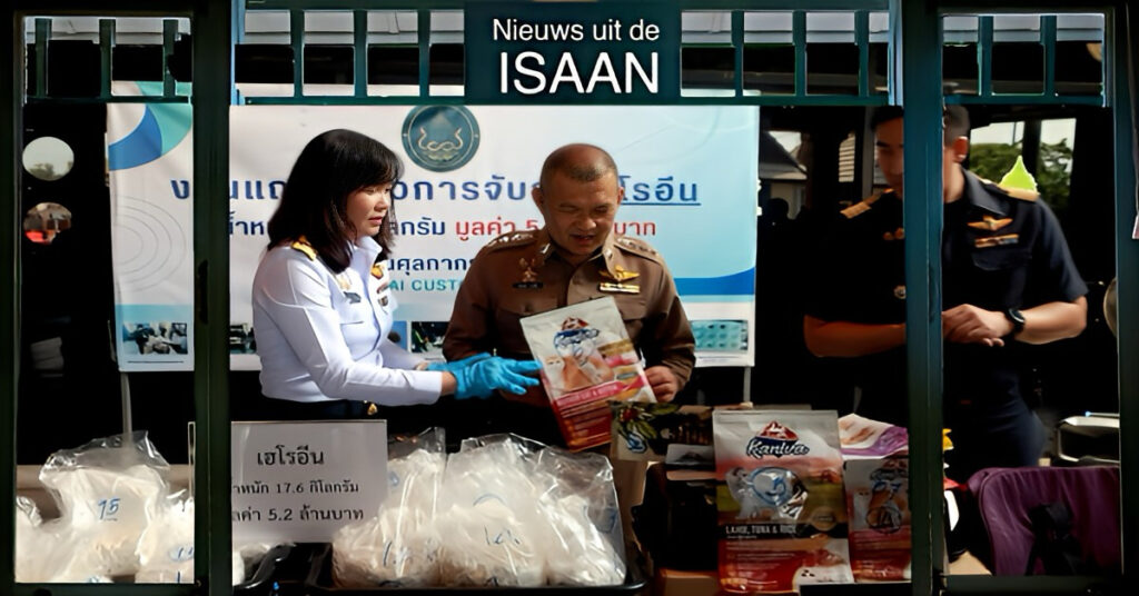 Thaise smokkelaar op de Vriendschapsbrug in Noordoost-Thailand betrapt op het smokkelen van heroïne, verpakt als dierenvoer en koffie.