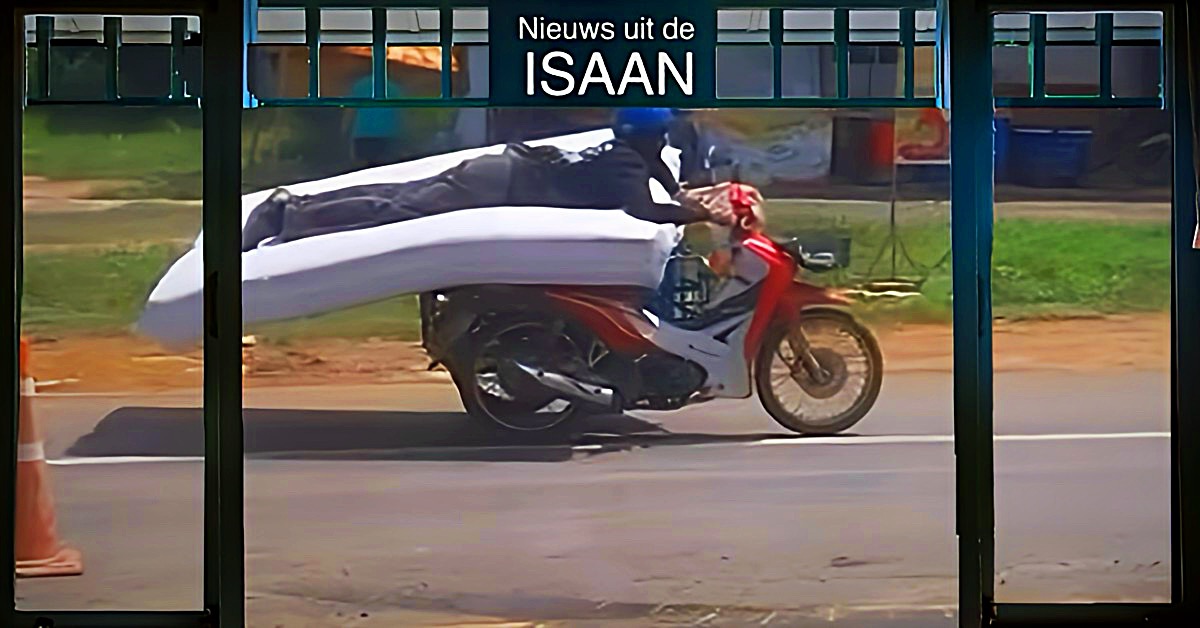 🎥 | Thaise man gaat viraal in Thailand door op een matras op een motorfiets door Sisaket te rijden