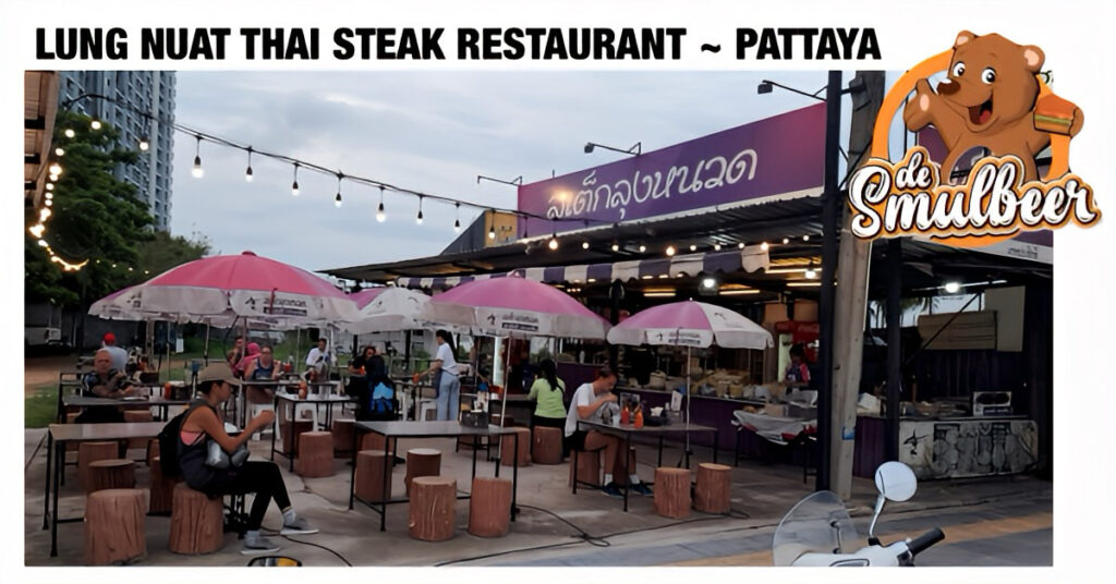 Er is er één jarig, dat kun je wel zien, dat is hij! bij restaurant “Oom Snor” in Pattaya