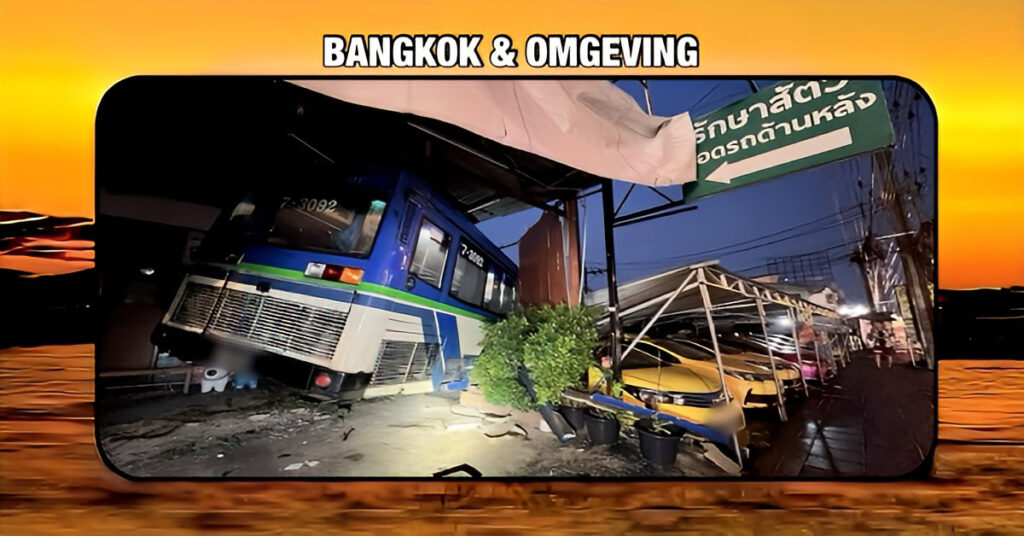 Buschauffeur verliest in Bangkok de controle over het stuur en rijdt een taxigarage binnen