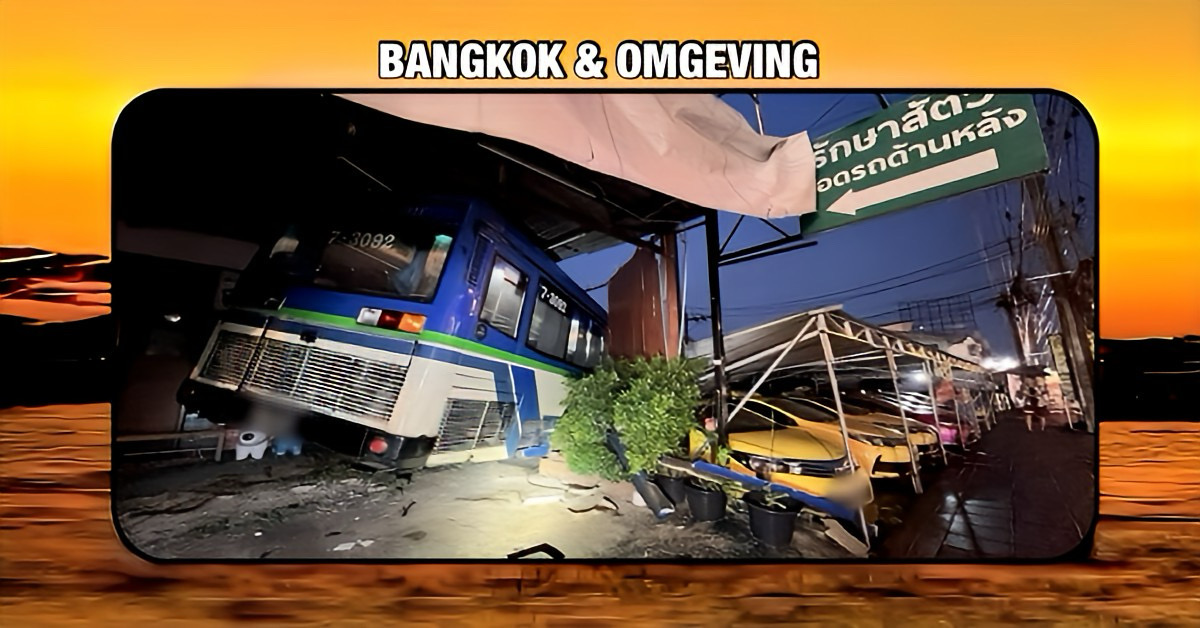 Buschauffeur verliest in Bangkok de controle over het stuur en rijdt een taxigarage binnen