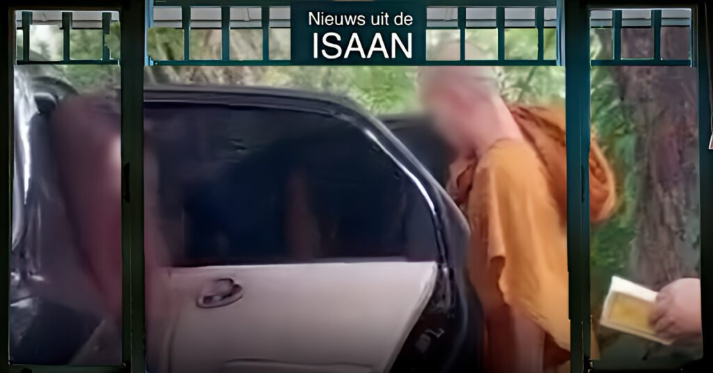 Ondeugende monnik in Noordoost-Thailand met vrouwelijk schoon in de auto betrapt