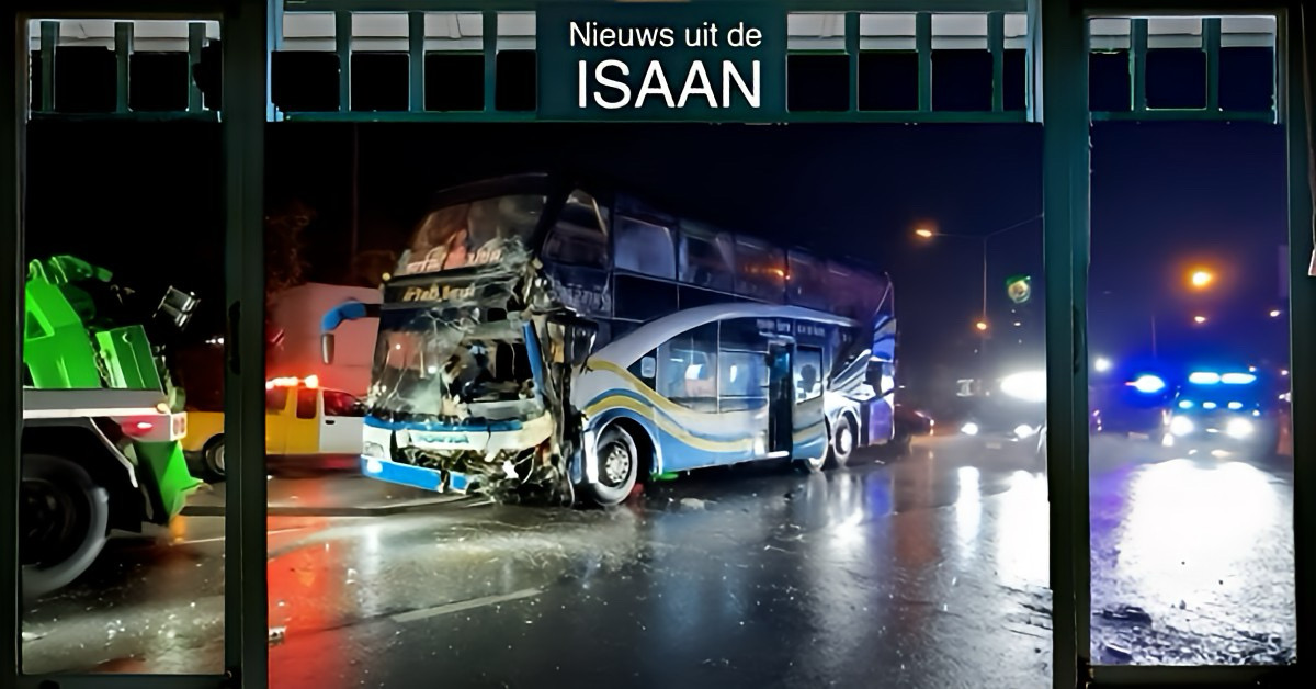 Interprovinciale bus van Bangkok naar Noordoost-Thailand komt als gevolg van het slechte weer in botsing met een vrachtwagen