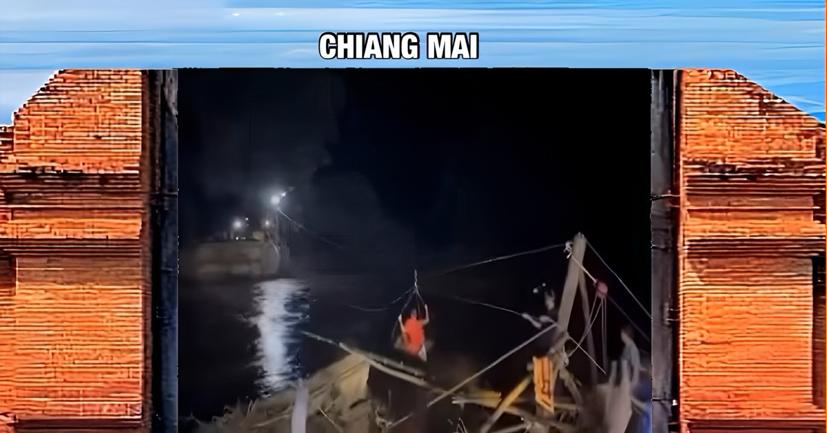 Monnik tokkelt in Noord-Thailand over woeststromende rivier om begrafenis te leiden