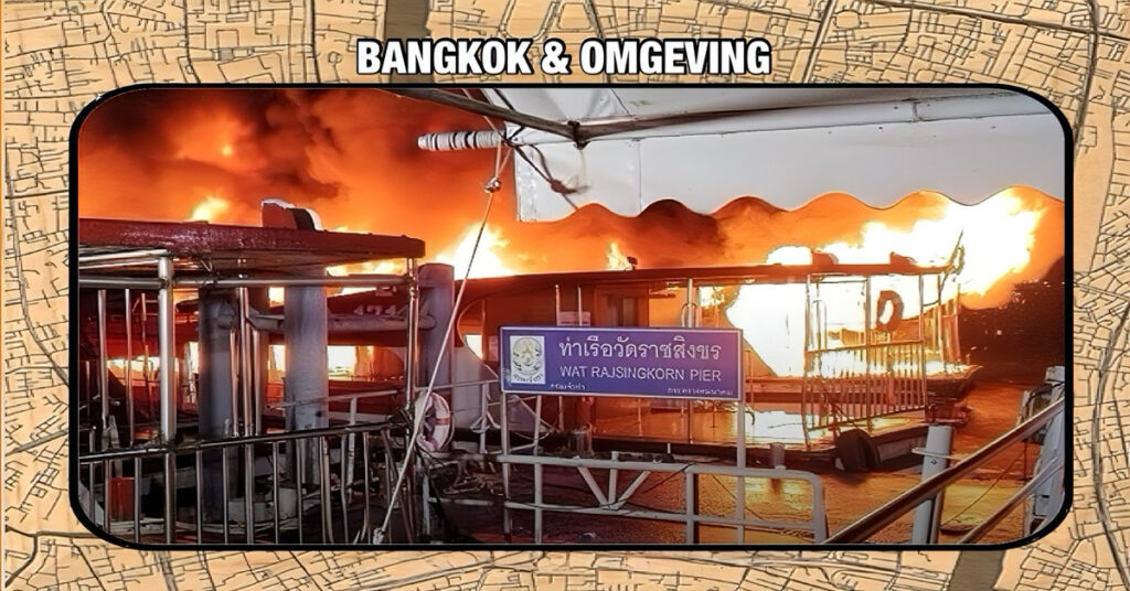 Brand verwoest drie boten op de Chao Phraya-rivier in Bangkok, forensische politie onderzoekt de vuurhaard