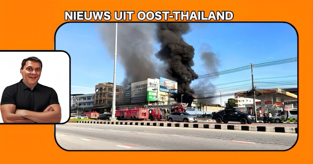 Grote Brand in Oost-Thailand, het pakhuis nabij het Kameo kruispunt in Thailand in vlammen gehuld