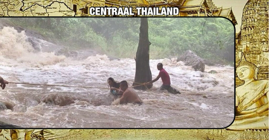 De Sarika-waterval in Centraal-Thailand veranderde in enkele minuten in een kolkende massa waaruit drie toeristen gered moeten worden