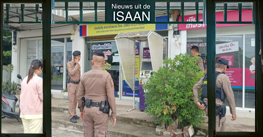 Vrouw in Noordoost-Thailand schrok zich het rambam wanneer er een slang uit de geldautomaat tevoorschijn komt