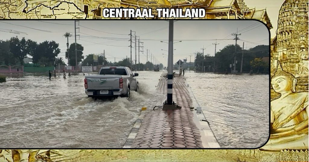 De Chao Phraya-rivier in Centraal-Thailand is aan het overstromen, snelweg 33 is onbegaanbaar