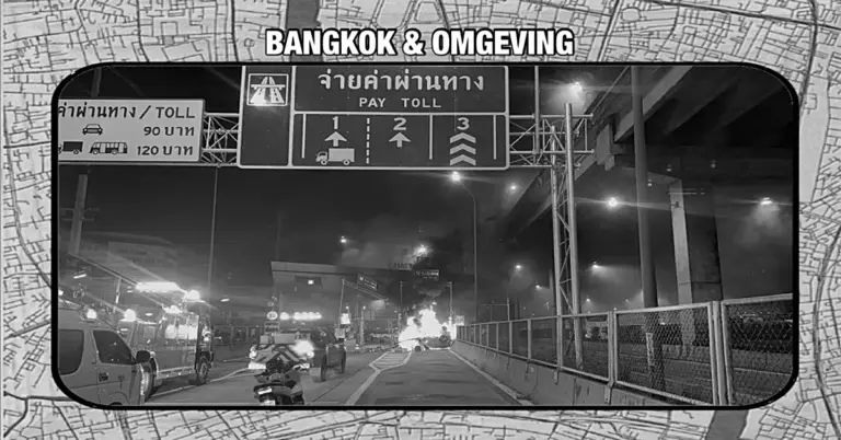 🎥 | Bestuurder valt in slaap en zorgt voor spectaculair ongeluk bij tolstation in Bangkok