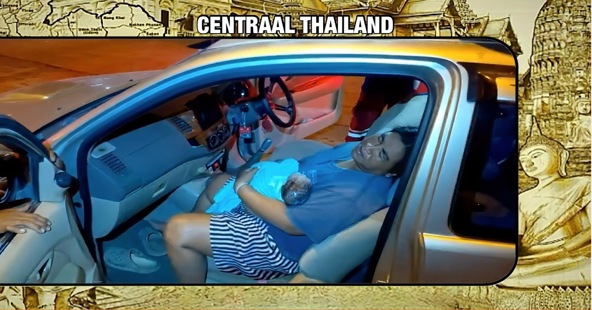 Moeder brengt in Centraal-Thailand onderweg naar het ziekenhuis in een pickup truck een baby ter wereld