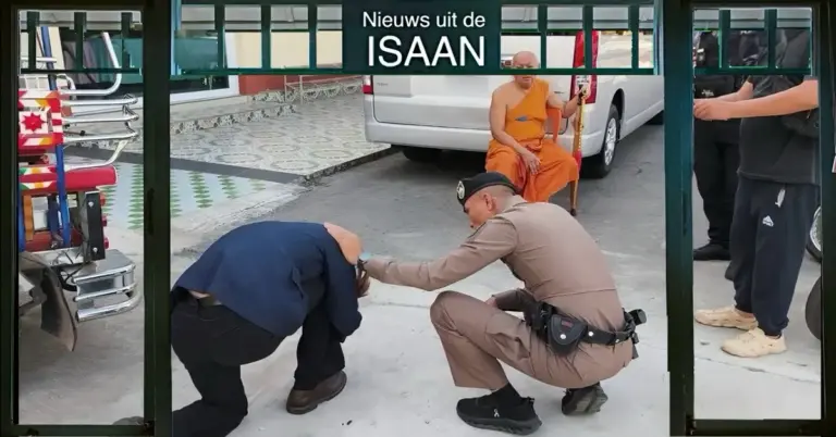 Een Japanse man veroorzaakte in Noordoost-Thailand opschudding in de Wat Sri Khun Mueang in Udon Thani.  