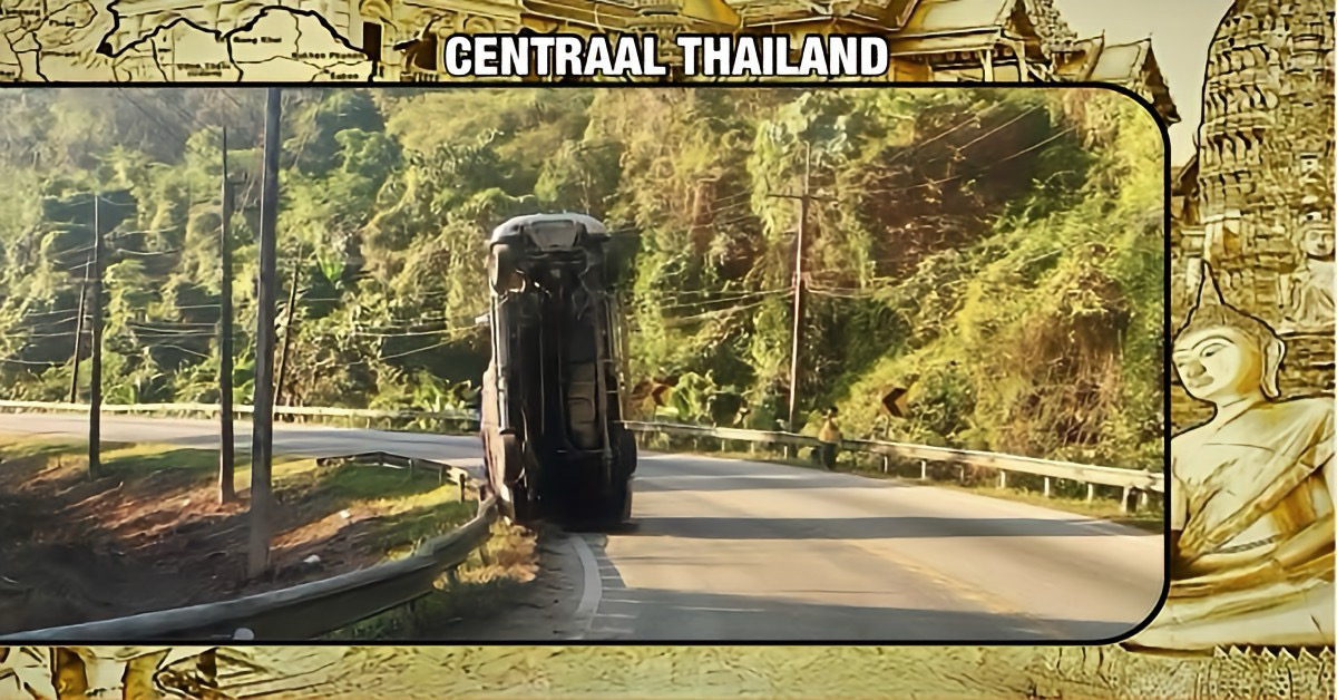 Pick-up truck in Centraal-Thailand balanceert op de richel van een heuvel als een acrobaat