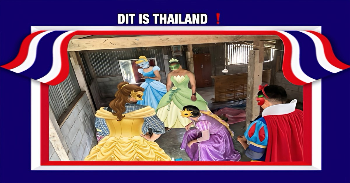 Carnavaleske politieagenten in Centraal-Thailand, moeten de misdaadbestrijding een kleurtje geven