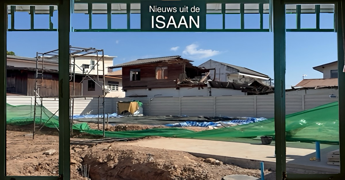 🎥| Hijskraan laat prefab-huis vallen op woning in Noordoost-Thailand, de bewoners staan op straat