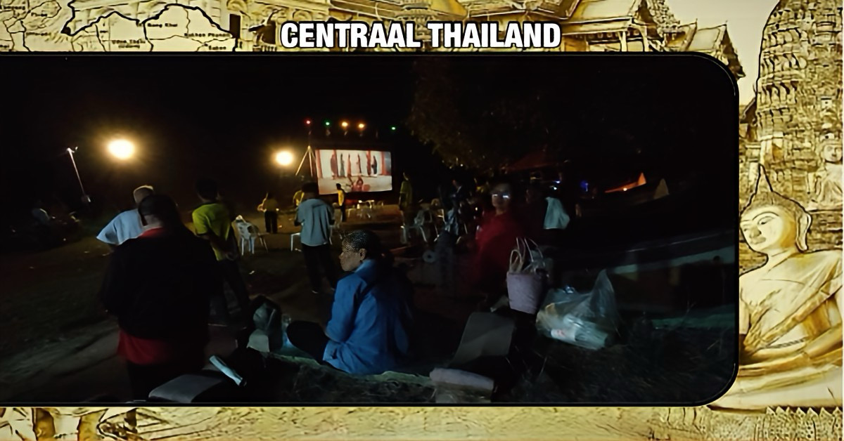 Grote drukte tijdens filmvertoning op een groot kerkhof in Centraal-Thailand, ieder wilde een eerste rang zitten!