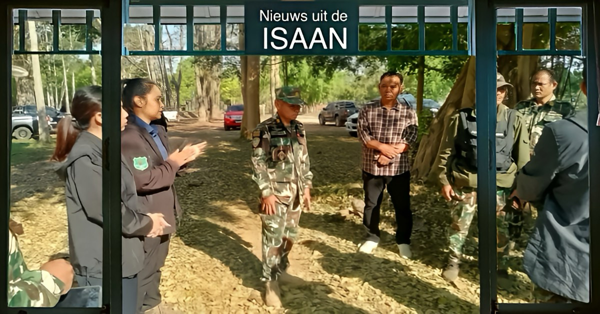 Wilde olifant slaat met zijn slurf in Noordoost-Thailand een Thaise toerist van deze wereld