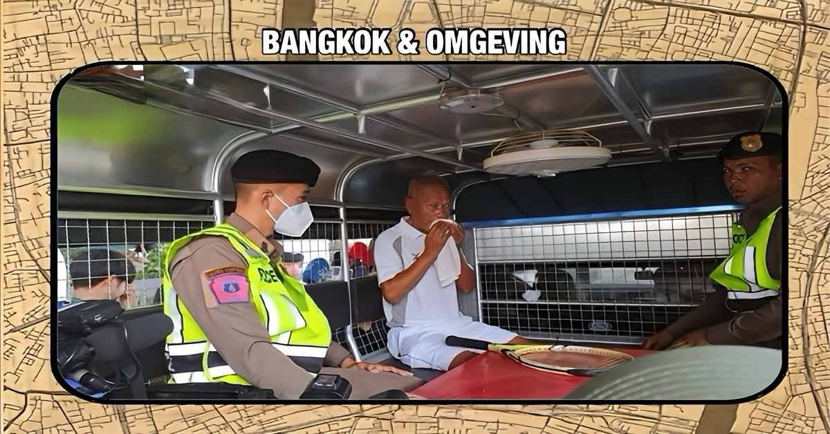 Man gooit uit onvrede zakken met gefermenteerde vispasta in het kantoor van de kiescommissie in Bangkok 