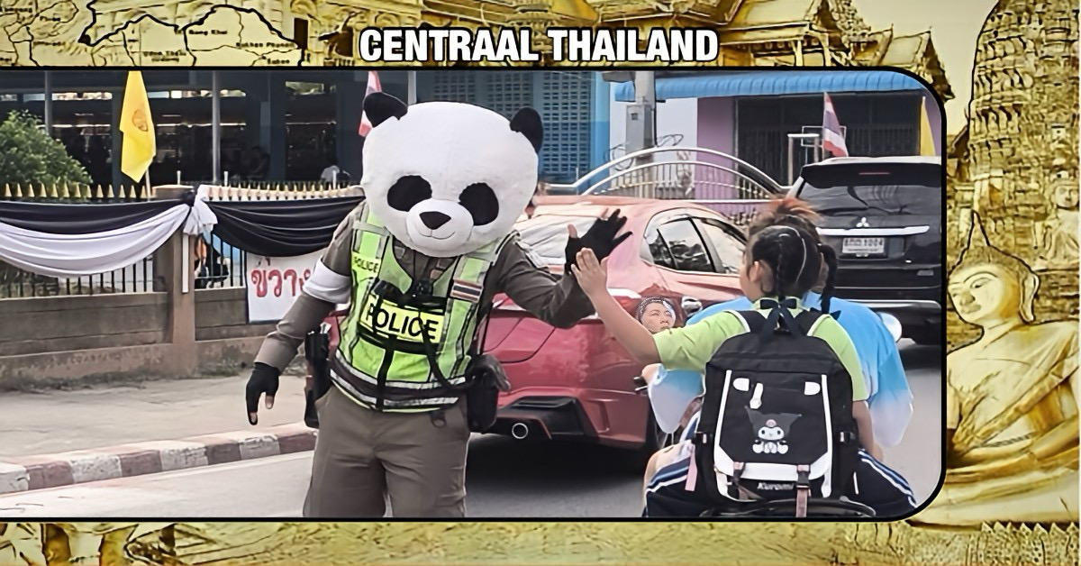 Politieagent in Centraal-Thailand viert zijn 7-jarig jubileum als verkeersregelaar in Nakhon Nayok door zich te verkleden als cartoonfiguur, wat een grote hit is onder studenten.