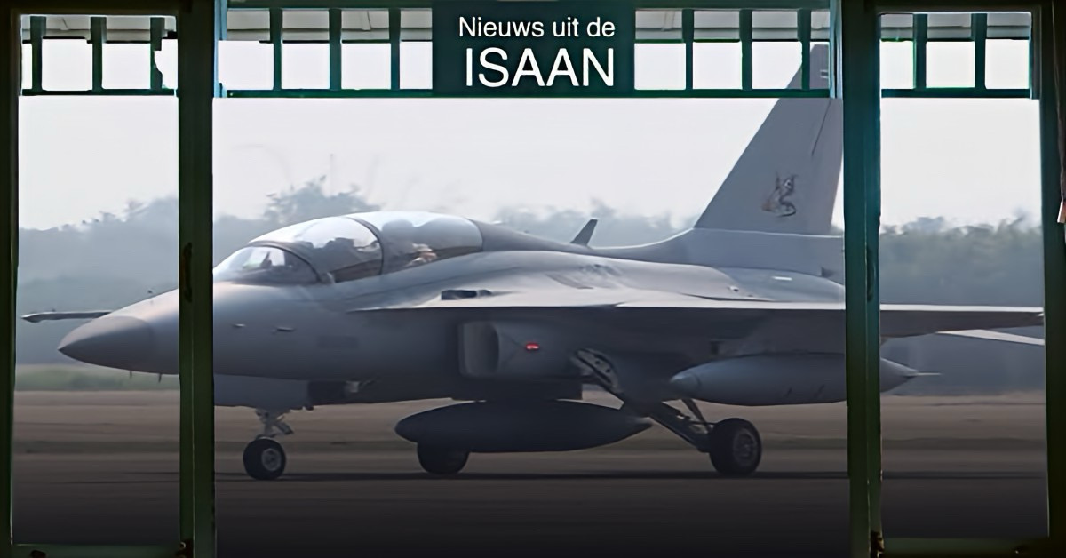 Jet van de Thaise luchtmacht glijdt van de landingsbaan in Noordoost-Thailand.