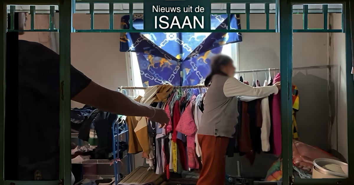 Een Thaise vrouw winkelde in Noordoost-Thailand op een proletarische manier om haar kleinkinderen met Songkran te kunnen verwennen.