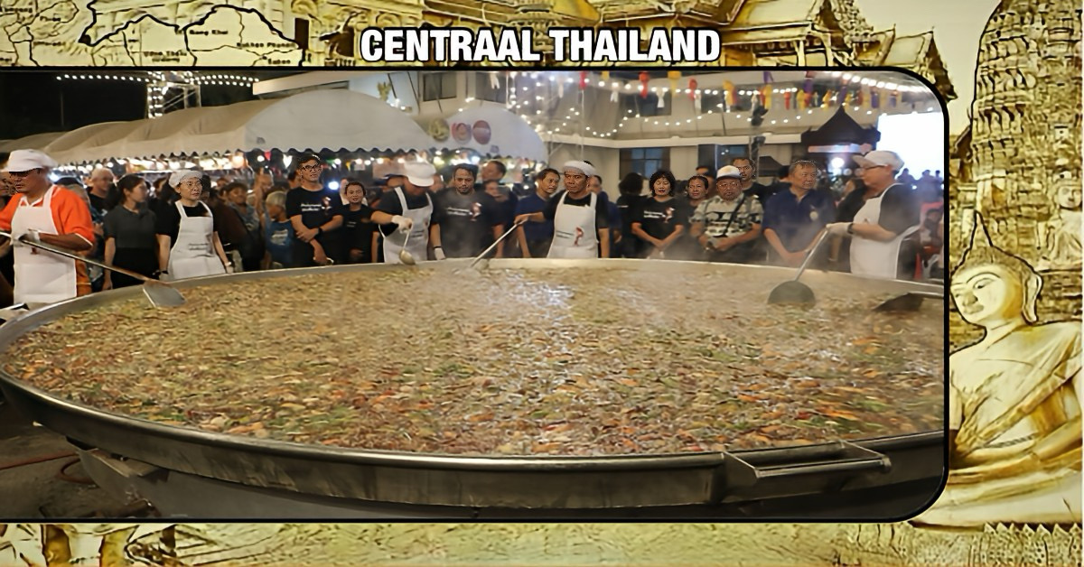 Reusachtige pan Tom Yum Goong zet het garnalenfeest van Bang Phae in Centraal-Thailand op hoog vuur.