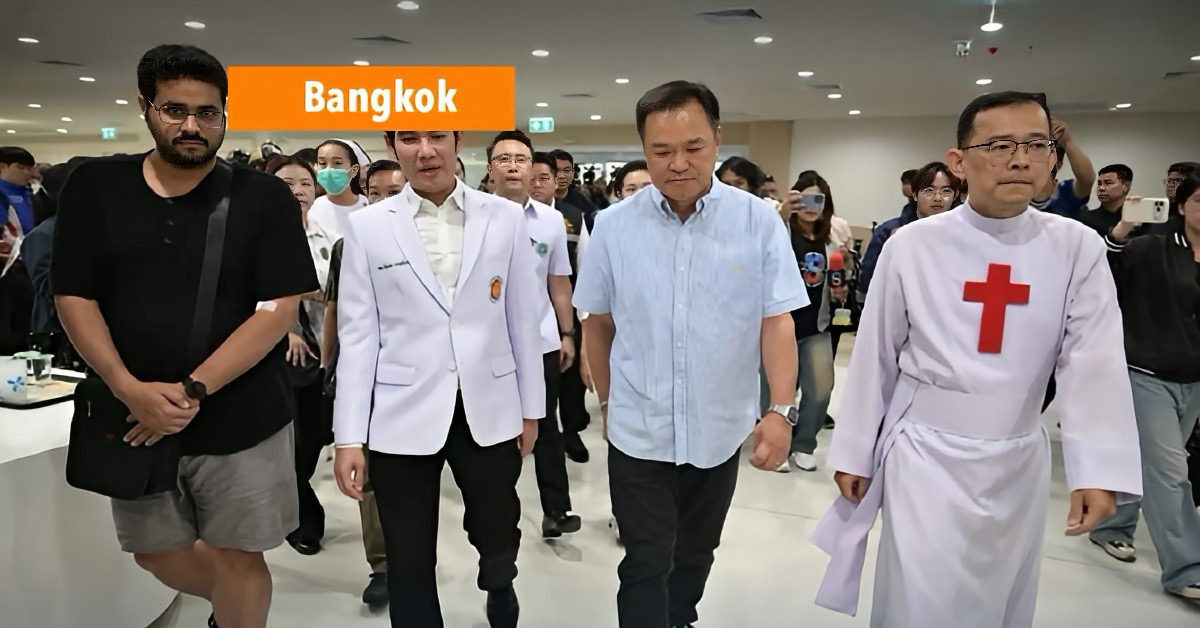 Premier Anutin van Thailand beveelt hulp en onderzoek aan na trein-busongeluk in Bangkok.