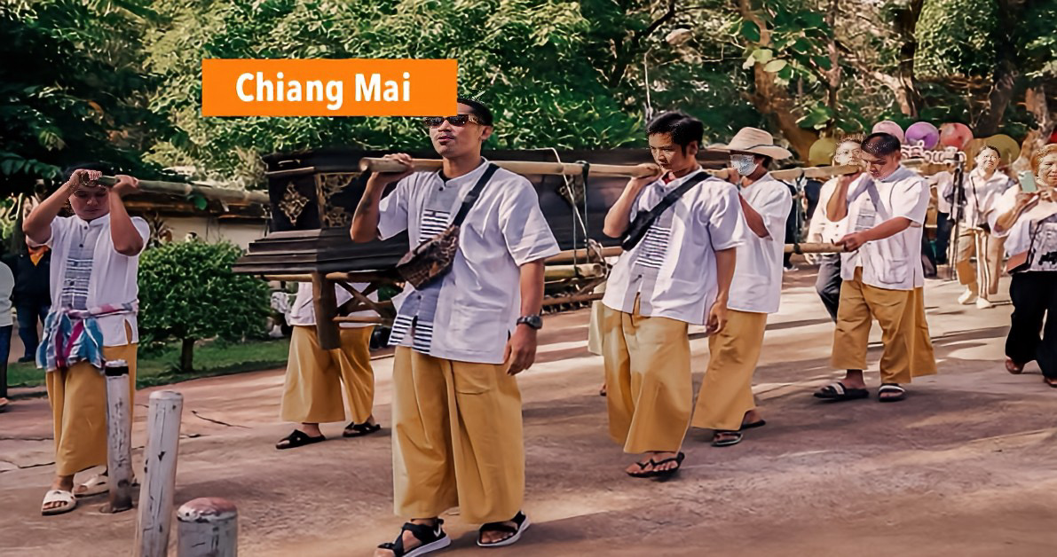 FOTOCOMPILATIE: Een van de oudste en meest ongebruikelijke tradities van Noord-Thailand keerde vanmorgen terug aan de voet van Doi Kham in Chiang Mai.