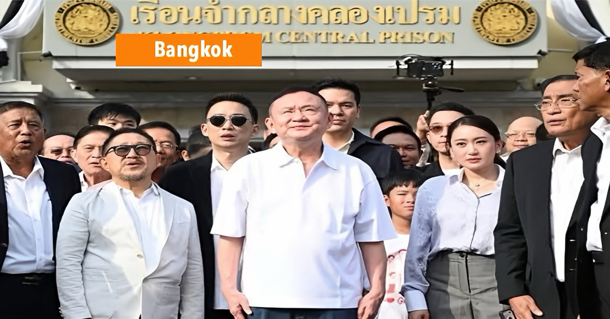 De voormalige premier van Thailand, Thaksin Shinawatra, mocht gisteren, na zijn ontslag uit de gevangenis in Bangkok, zijn familie omarmen.