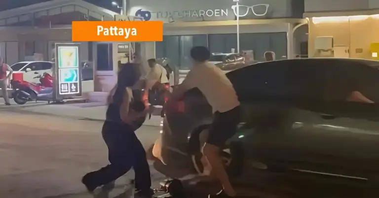 Er heeft zich extreem geweld voorgedaan bij Bali Hai Pier in Pattaya, waarbij een jonge vrouw onder een auto terechtkwam.
