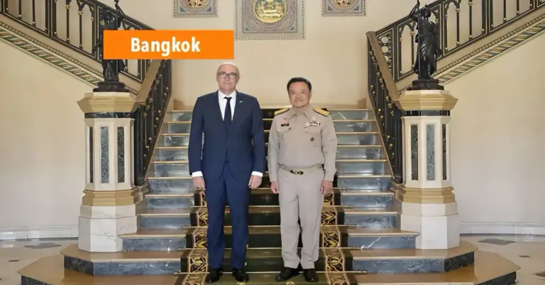 De premier van Thailand nam even wat tijd vrij om op afscheidsreceptie van Remco van Wijngaarden te zijn en benadrukte de sterke band met Nederland.