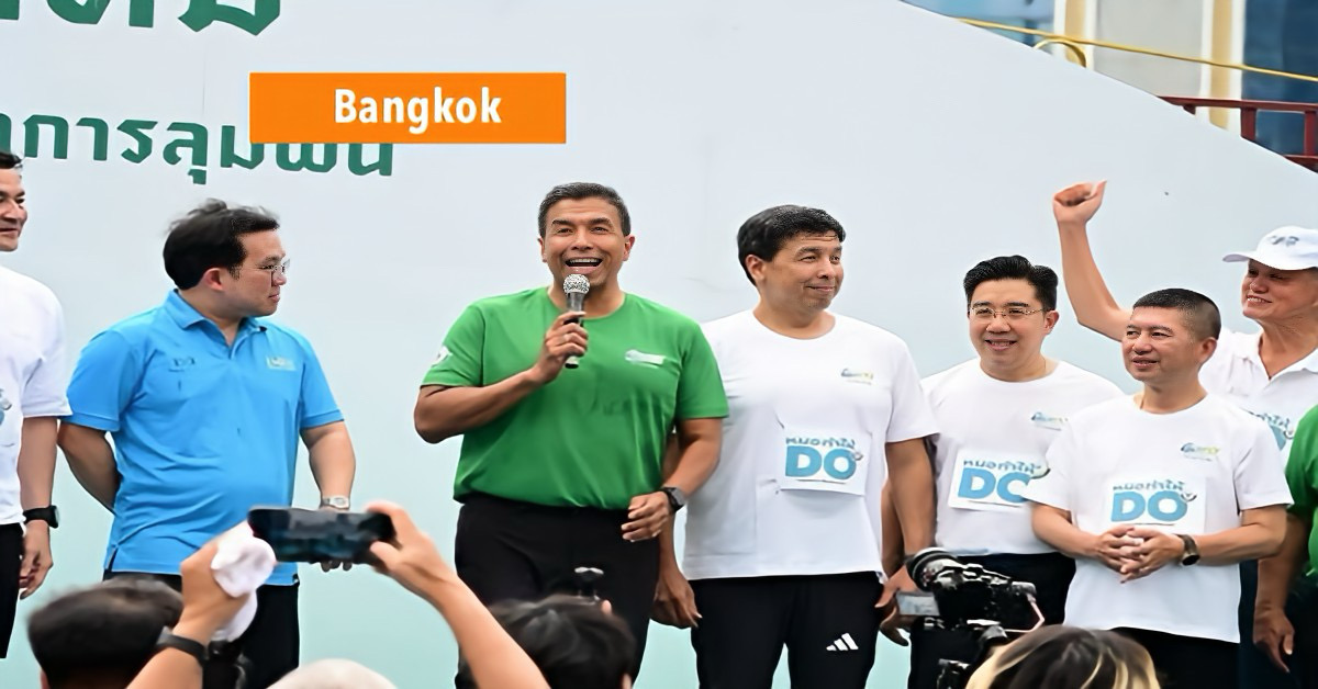 De gouverneur van Bangkok, Chadchart Sittipunt treedt vervroegd af om zoon’s diploma uitreiking bij te wonen en kondigt onafhankelijke herkandidatuur aan.