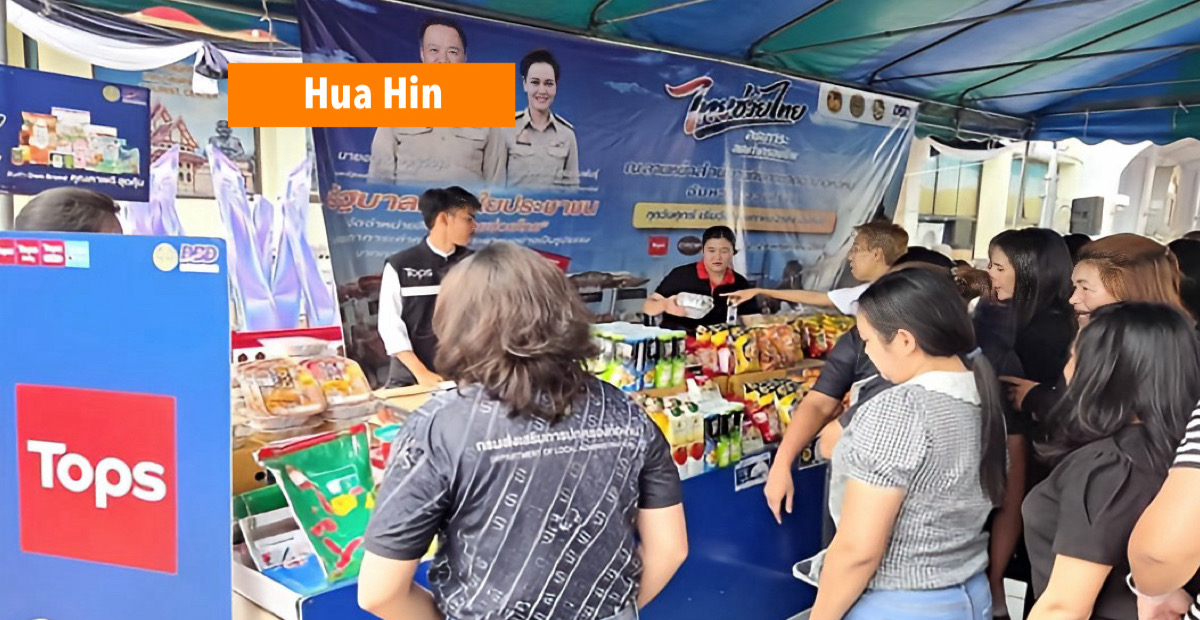 De mensen stromen massaal toe naar “Thai Help Thai” evenement in Hua Hin.
