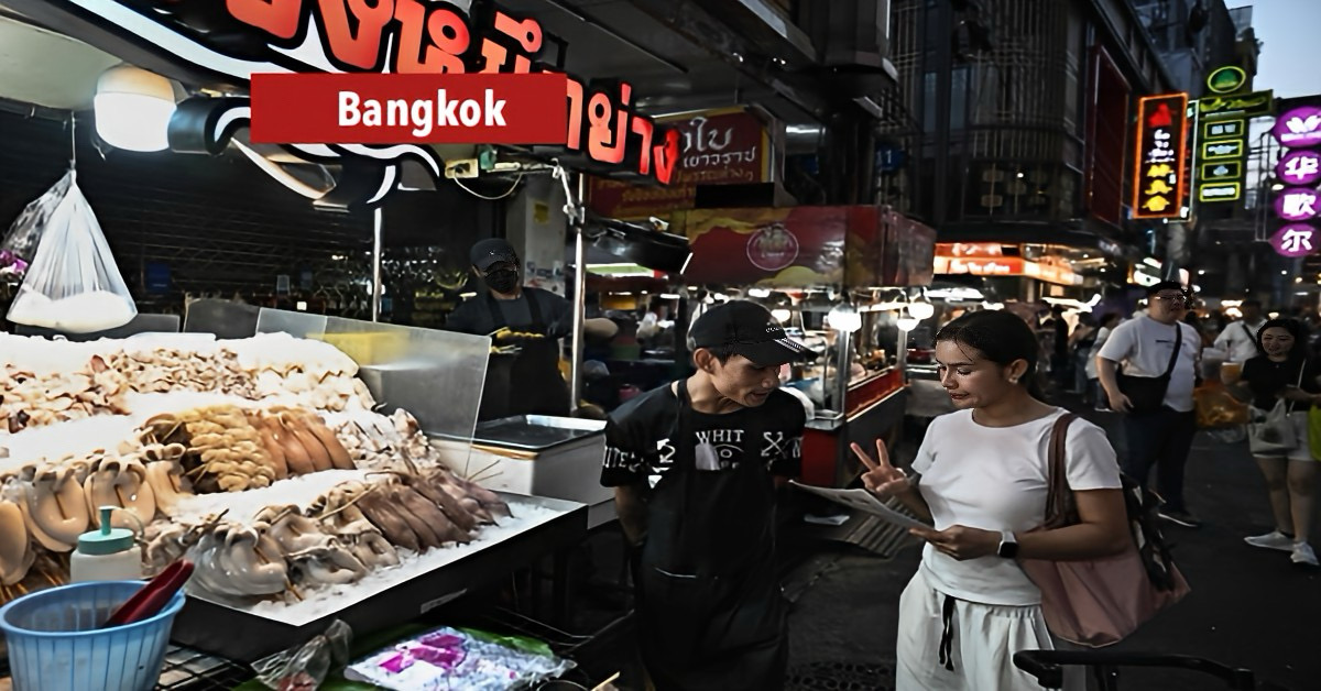 De geliefde streetfood-cultuur van Bangkok staat voor een spannende uitdaging nu de handhaving op verkopers toeneemt.