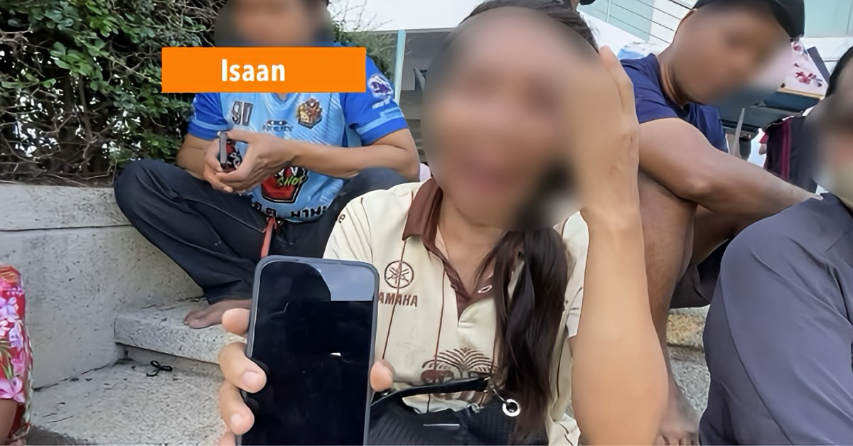 Vrouw koopt in Noordoost-Thailand een telefoon van 15.000 baht om deel te kunnen nemen aan het Thai Help Thai Plus-schema