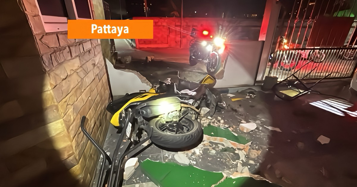 Motor ramde vanmorgen een woning in Pattaya, wat resulteerde in twee personen die naar het ziekenhuis moesten worden gebracht.