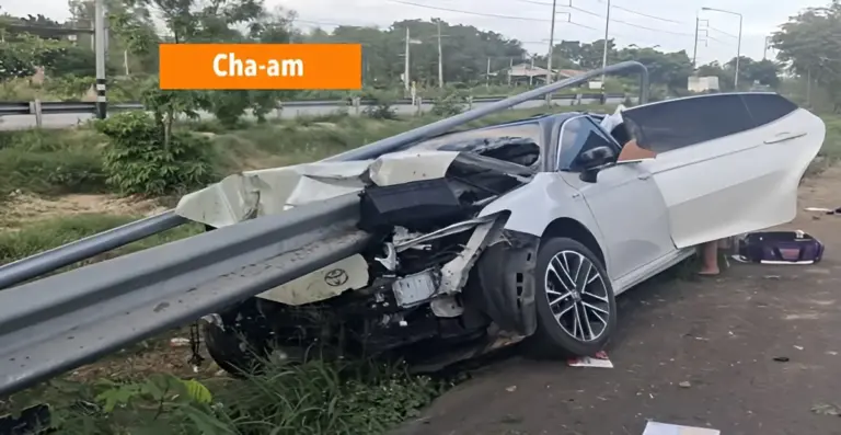 🎥: Twee dodelijke slachtoffers en één zwaargewonde bij verkeersongeval in Centraal-Thailand.