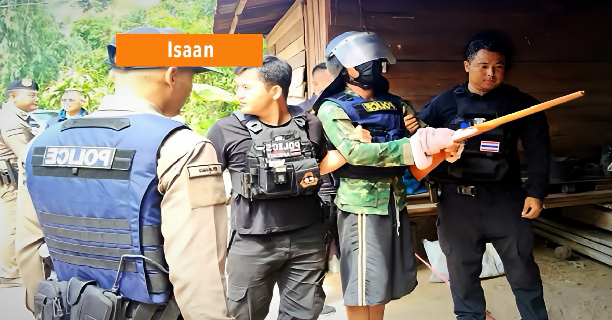 De politie in Noordoost-Thailand zet alle zeilen bij om een moordverdachte tijdens een reconstructie op de plaats delict veilig te stellen.