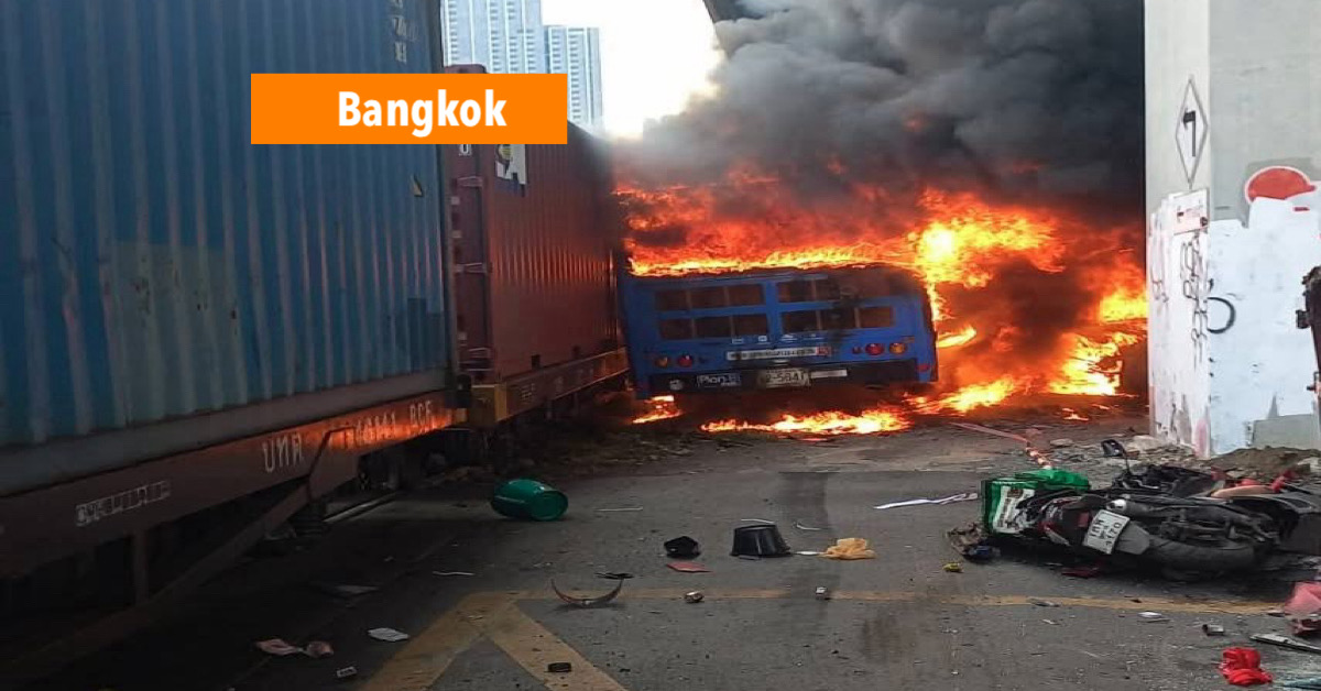 BREAKING NIEUWS: Bij een botsing tussen een trein en een bus in Bangkok ontstond brand, waarbij tot nu toe zes mensen om het leven zijn gekomen.