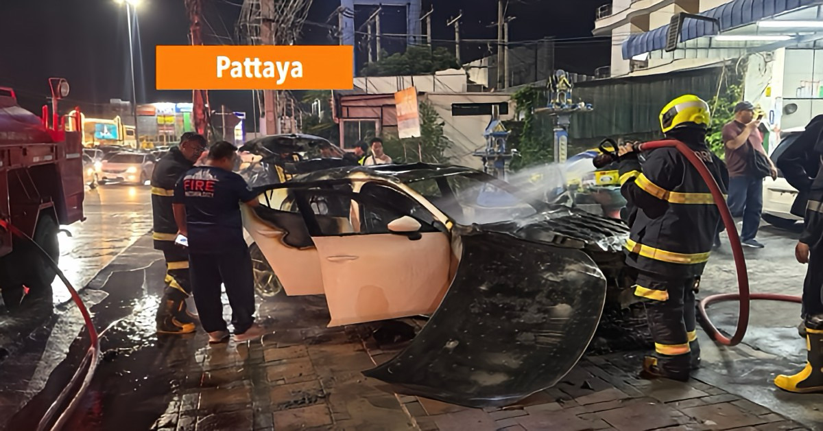 Spiksplinternieuwe Mazda verbrandt in Pattaya volledig uit; Russische chauffeur weet het vege lijf ternauwernood redden.