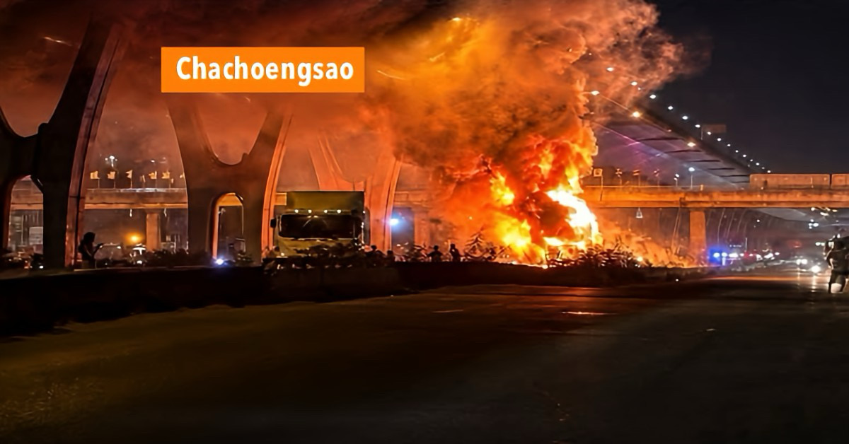 Politiecommandant Chachoengsao bereidt vervolging voor na brand in vrachtwagen met lithiumbatterijen.