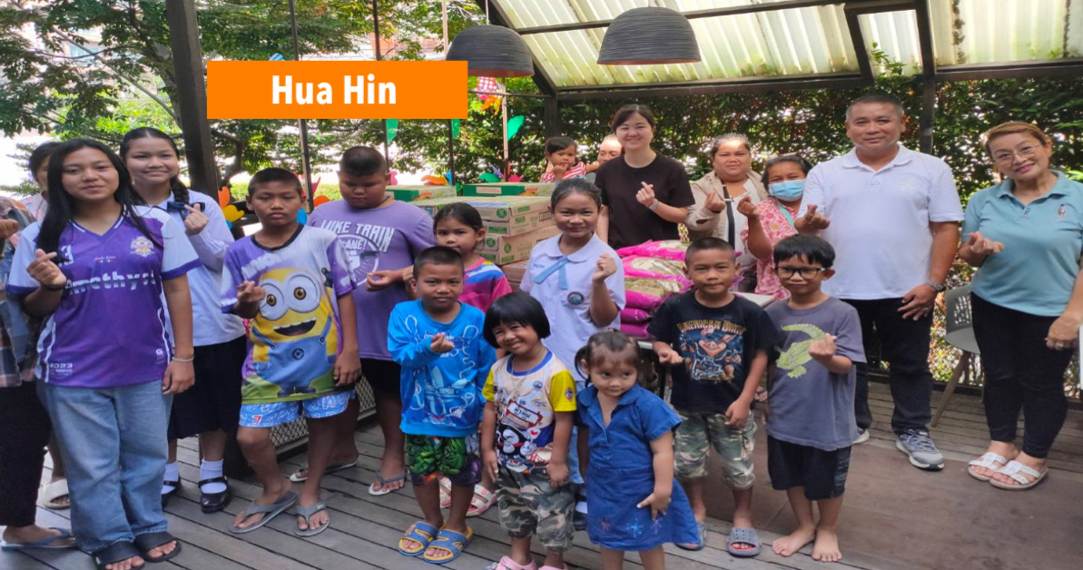 De voorzitter van de gemeenteraad van Hua Hin werkt samen met restaurant Air Space om arme gezinnen de nodige hulp te bieden.