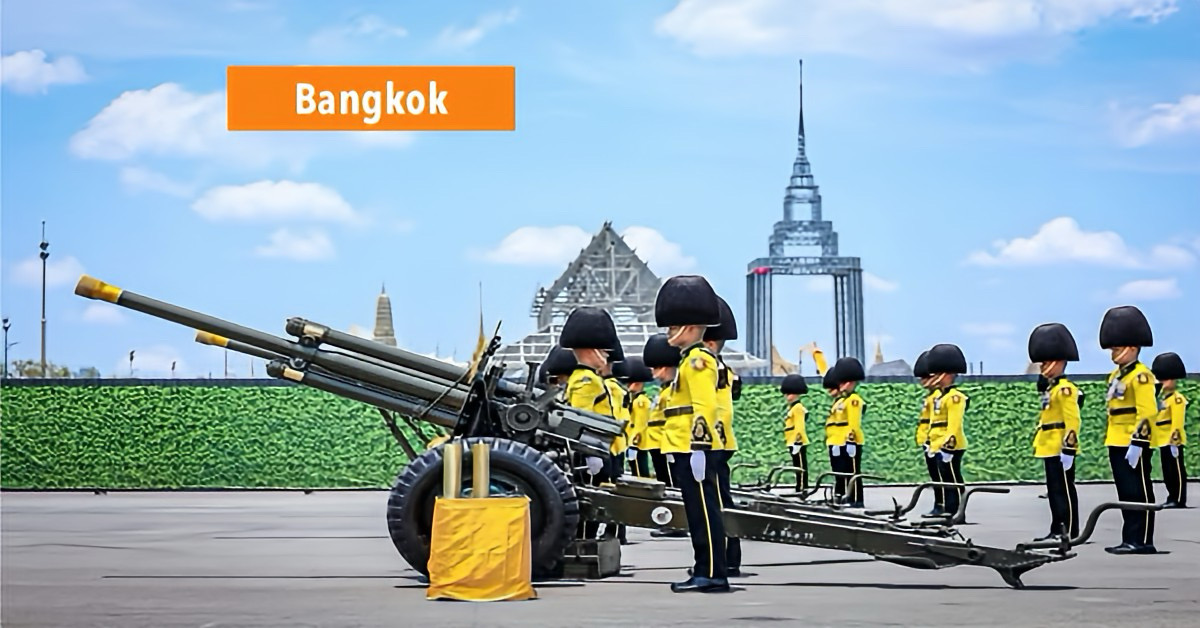 Het Koninklijk Leger van Thailand heeft gisteren, op de kroningsdag van Zijne Majesteit de Koning, 21 saluutschoten afgevuurd.