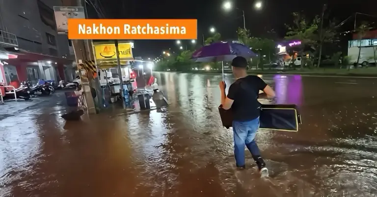 Aanhoudende wolkbreuk in Noordoost-Thailand legt delen van Nakhon Ratchasima onder water en veroorzaakt verkeerschaos.