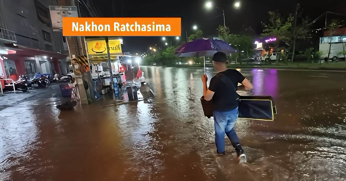Aanhoudende wolkbreuk in Noordoost-Thailand legt delen van Nakhon Ratchasima onder water en veroorzaakt verkeerschaos.