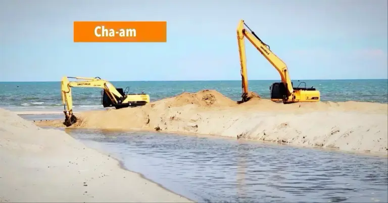 Cha-am versnelt het uitgraven van afwateringskanalen ter preventie van overstromingen tijdens het regenseizoen