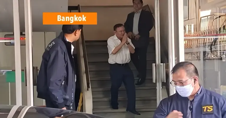 Voormalig premier van Thailand, Thaksin Shinawatra, meldde zich gisteren voor het eerst bij zijn reclasseringsambtenaar in Bangkok.