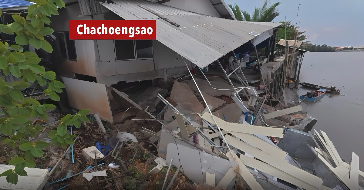 Keerwand bij de Bang Pakong-rivier in Oost-Thailand ingestort, woning en motorwerkplaats in het water gegleden.