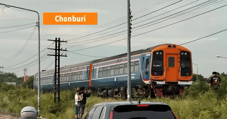 Buitenlandse man pleegt in Oost-Thailand zelfmoord door bewust midden op de spoorrails te gaan staan terwijl er een trein aankomt.
