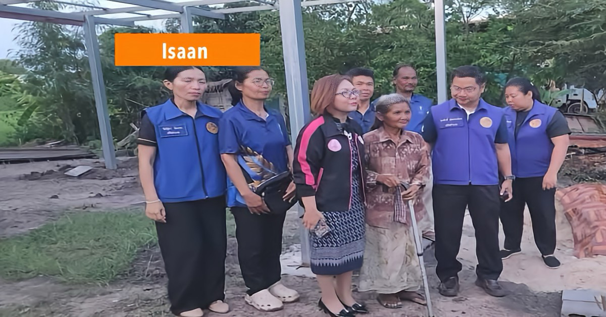 De 70-jarige Khun Samruan raakt in Noordoost-Thailand naar huisje kwijt na een gewetenloze oplichting van een 18-jarige knul.